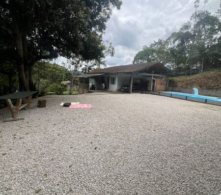 S8067 – Mini sítio com casa de alvenaria + piscina e área de festa completa