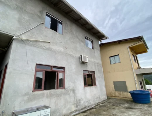Código: C1405 – BLUMENAU – VELHA GRANDE – Casa de alvenaria com 02 pisos, (04 kitinetes)