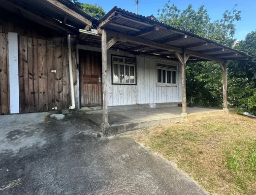 Código: C1448 – BLUMENAU – Casa de madeira com 02 dormitórios