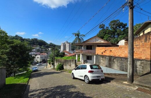 C1350 – Casa mista com 03 dormitórios