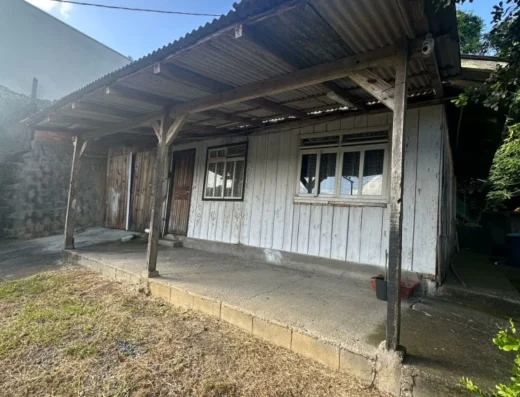 Código: C1448 – BLUMENAU – Casa de madeira com 02 dormitórios